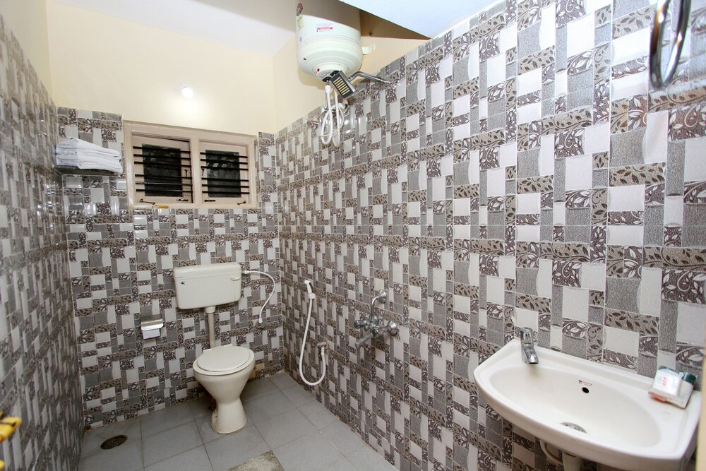 J J Palace By OYO Rooms