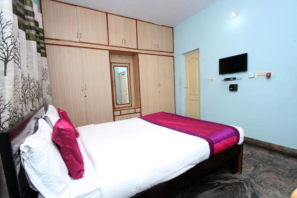 J J Palace By OYO Rooms