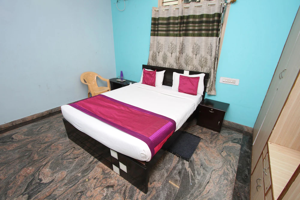 J J Palace By OYO Rooms