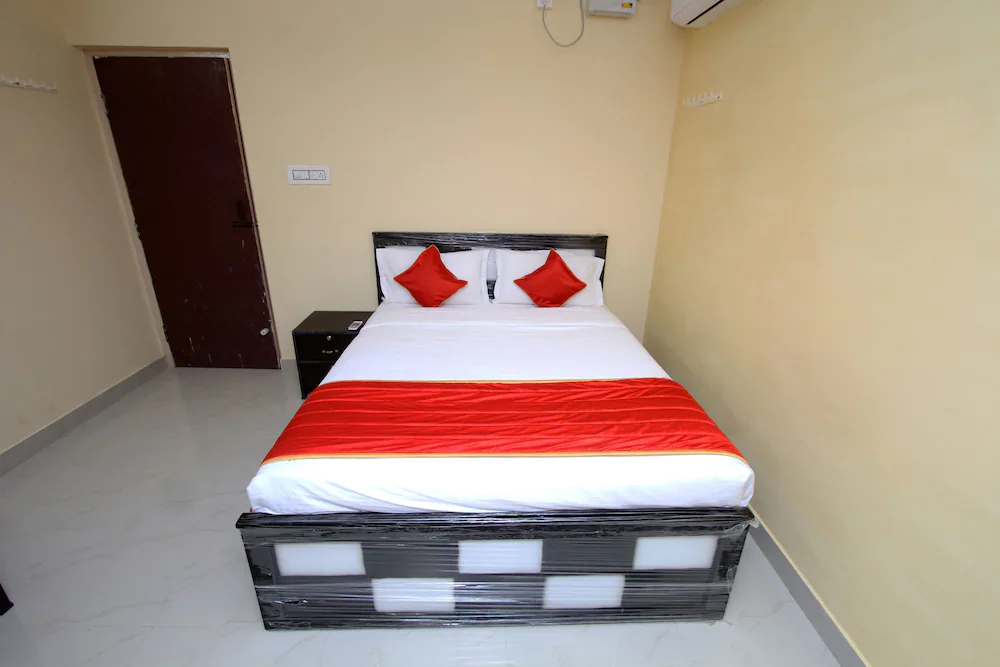 J J Palace By OYO Rooms