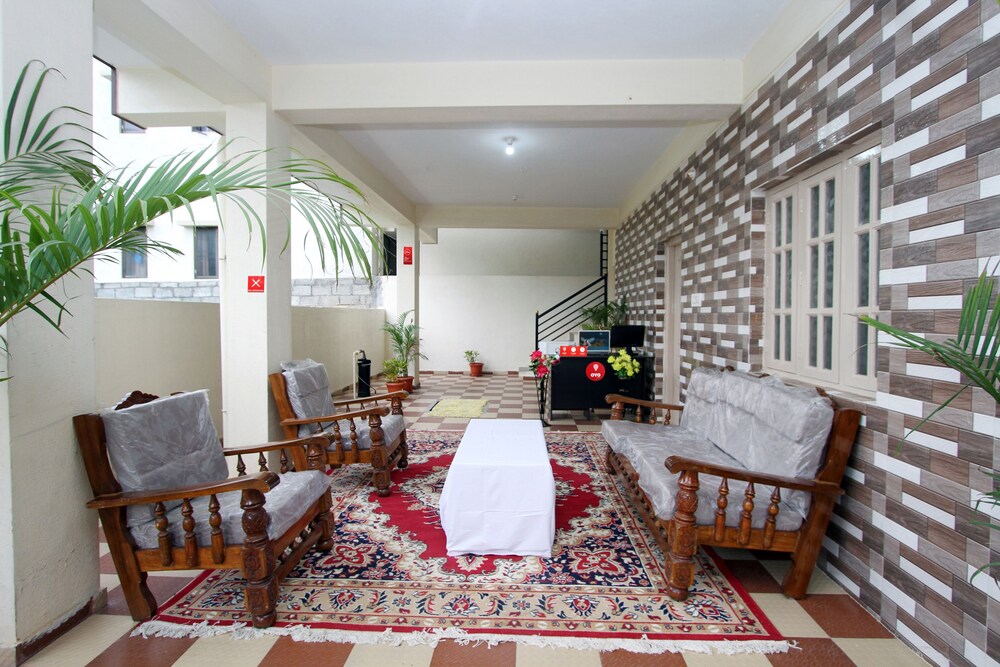 J J Palace By OYO Rooms