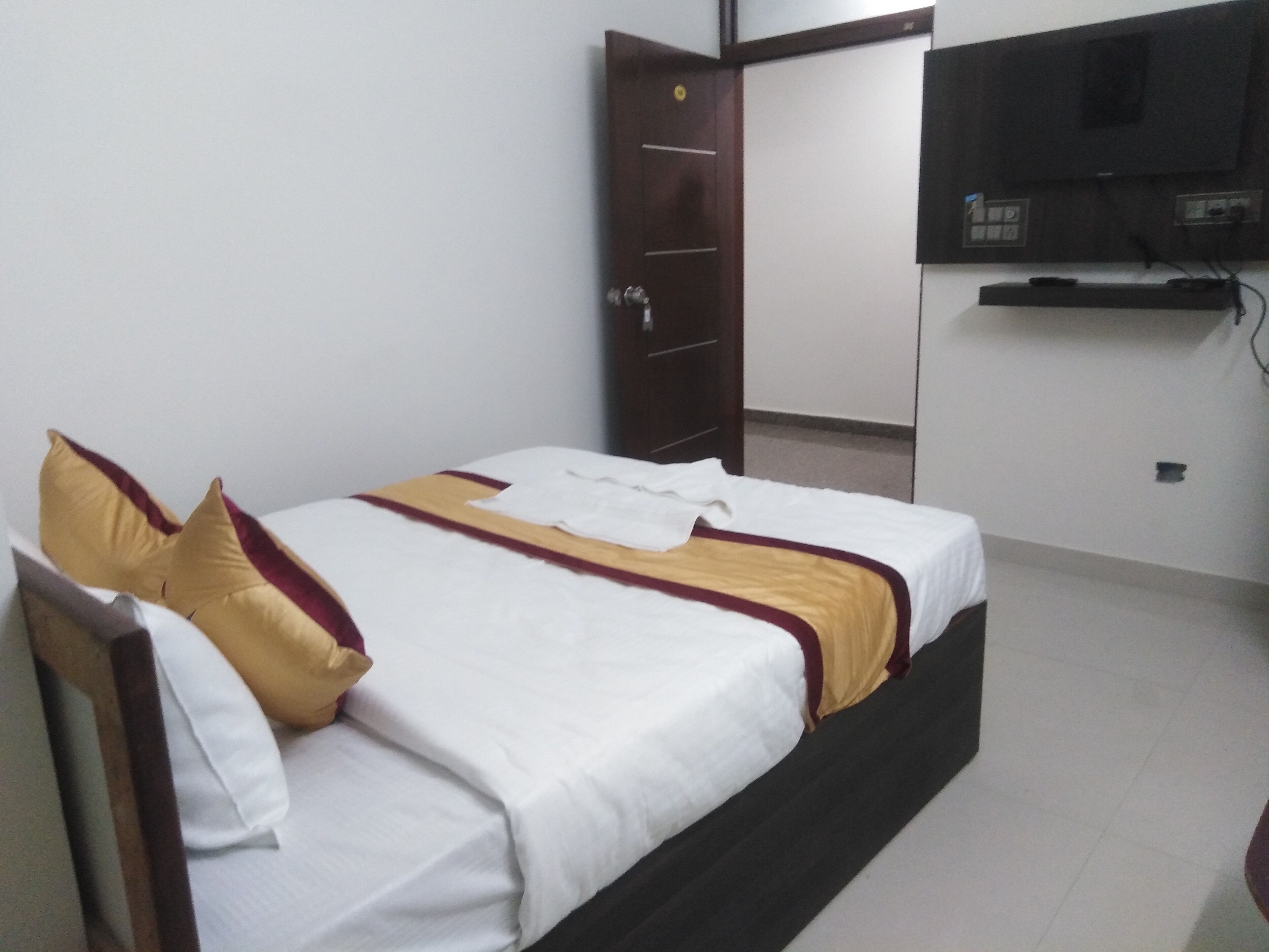 J K Inn Hotel by  Urban Express
