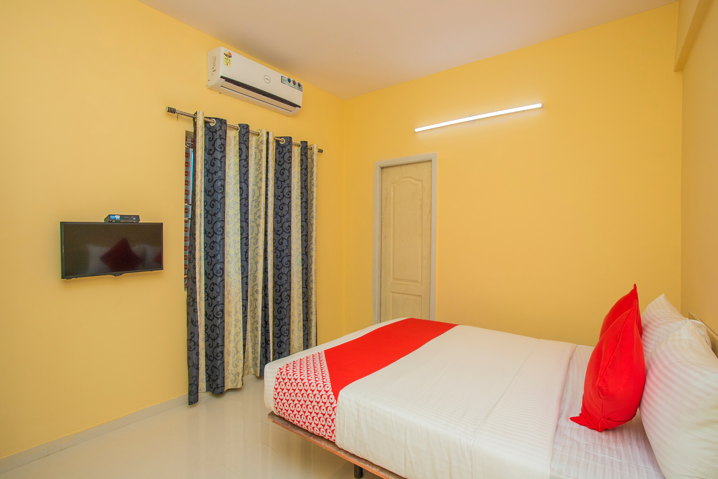 OYO 10522 Varcity Emerald