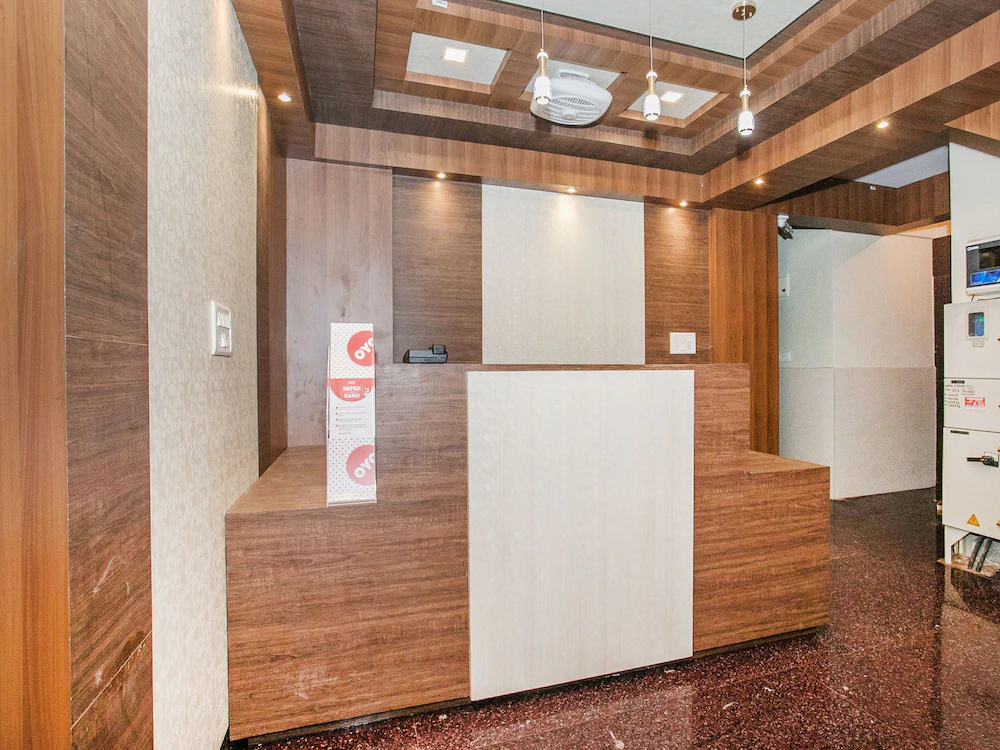 OYO 11916 Varcity Plaza