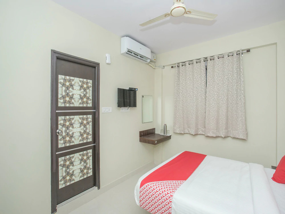 OYO 11916 Varcity Plaza