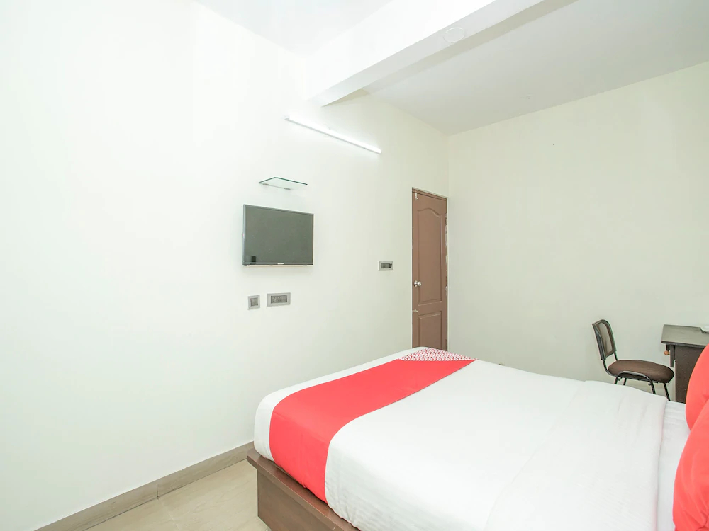 OYO 13170 Victory Suites