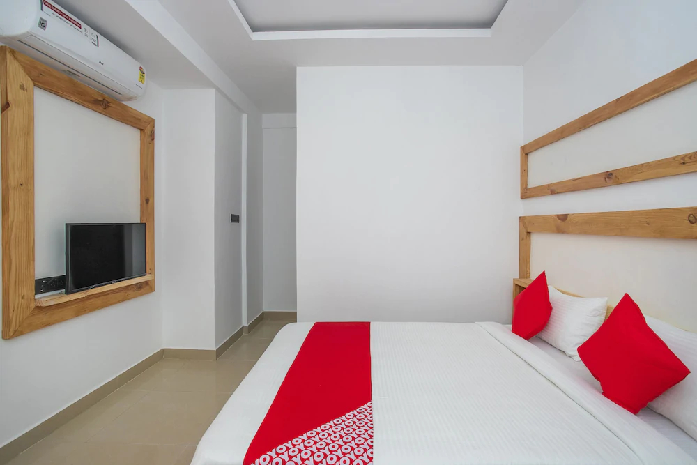 OYO 15111 Greencity Comforts
