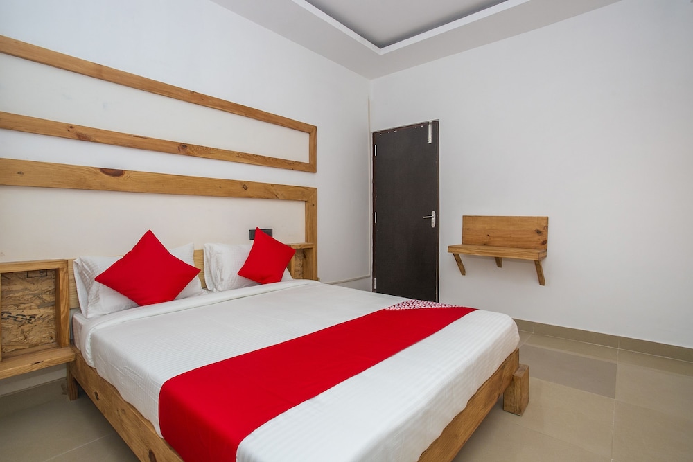 OYO 15111 Greencity Comforts