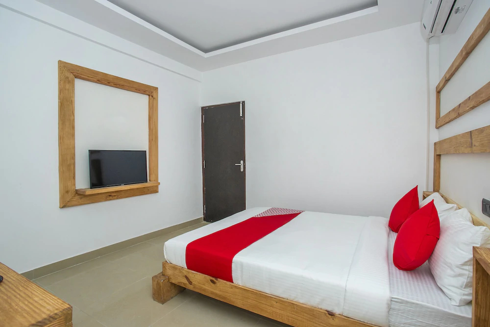OYO 15111 Greencity Comforts