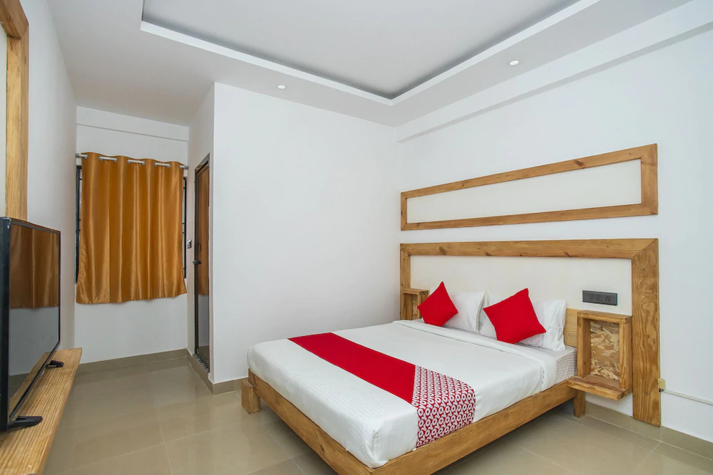 OYO 15111 Greencity Comforts