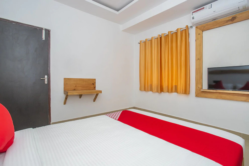 OYO 15111 Greencity Comforts