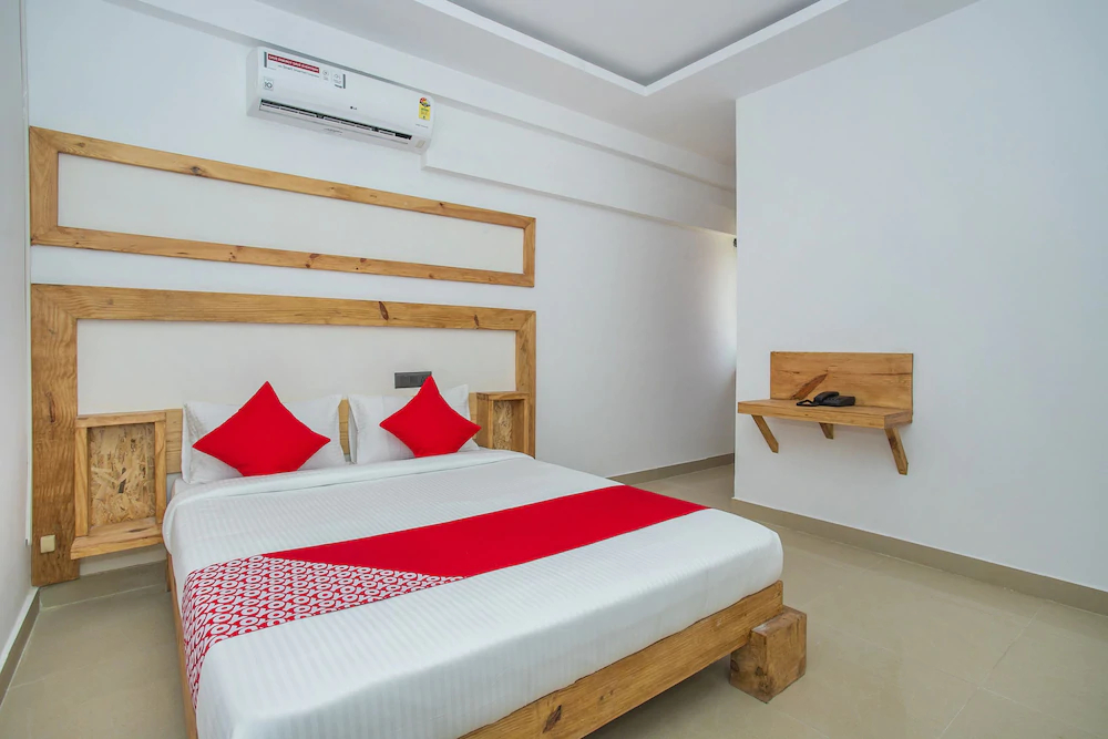 OYO 15111 Greencity Comforts