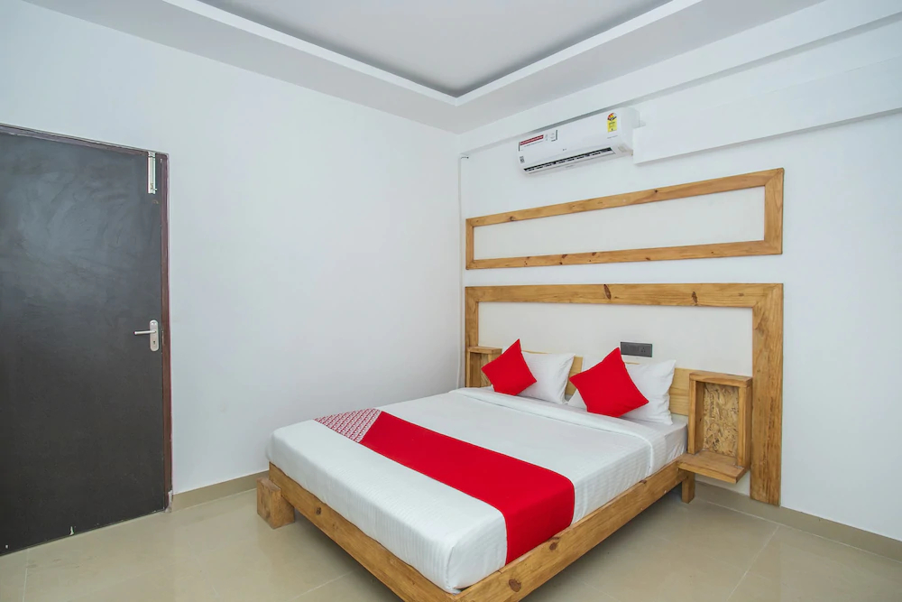 OYO 15111 Greencity Comforts