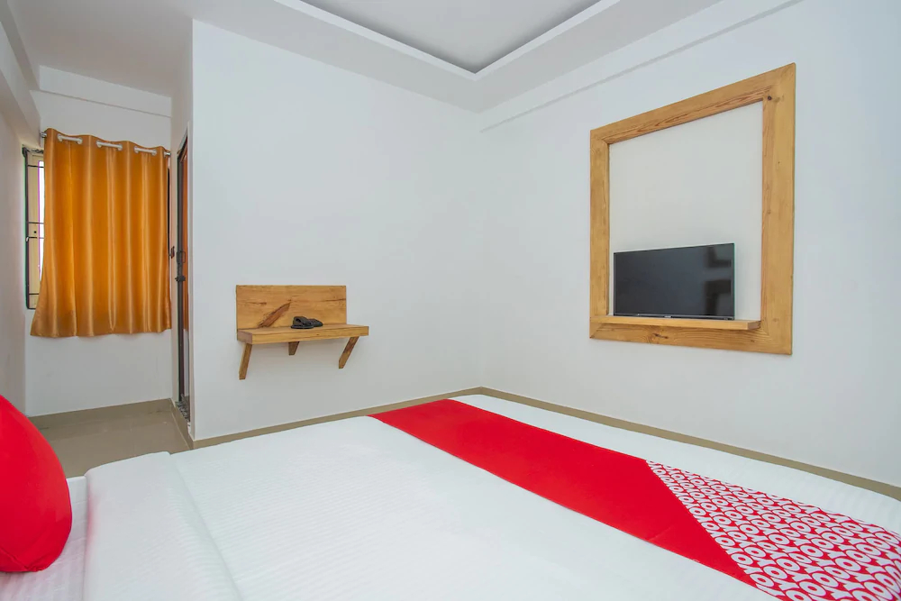 OYO 15111 Greencity Comforts