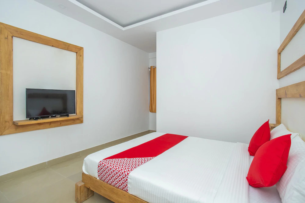 OYO 15111 Greencity Comforts