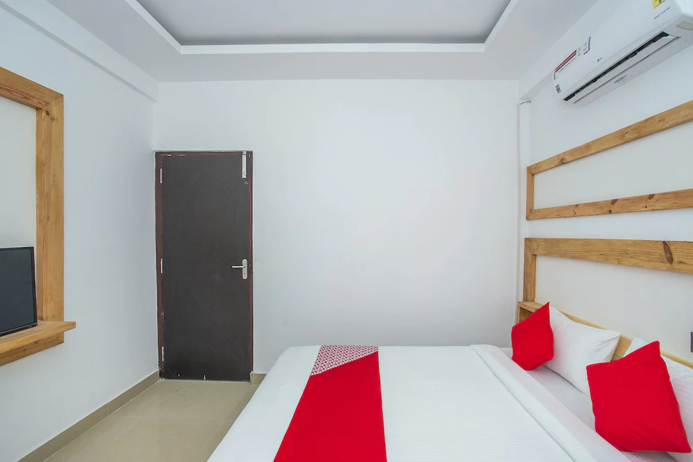 OYO 15111 Greencity Comforts