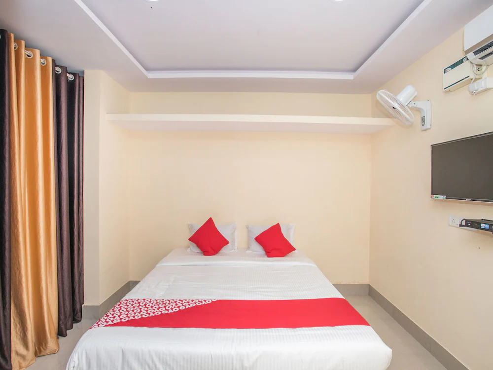 OYO 15818 Om Sai Residency