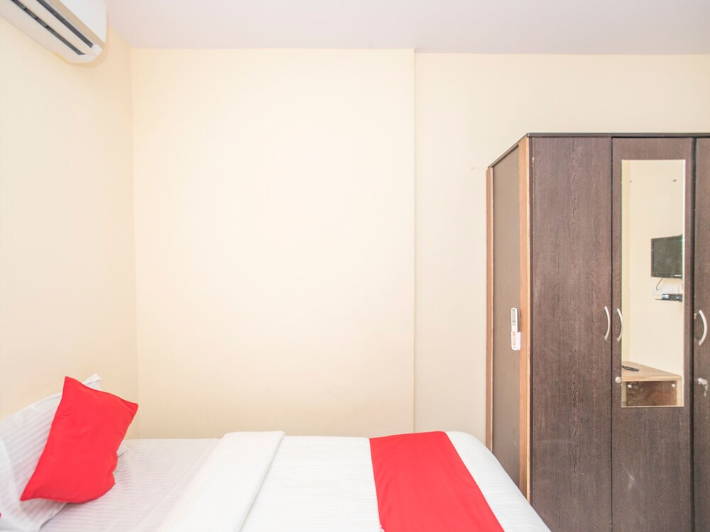OYO 15818 Om Sai Residency