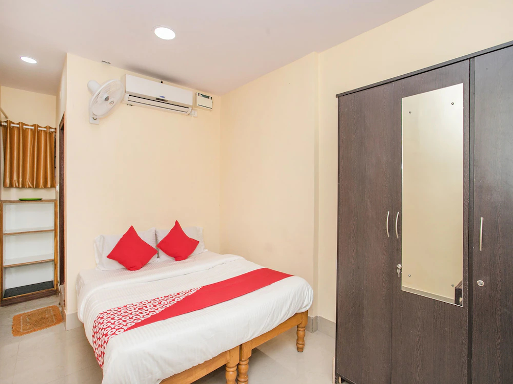 OYO 15818 Om Sai Residency