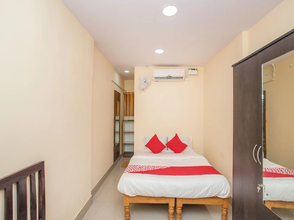 OYO 15818 Om Sai Residency