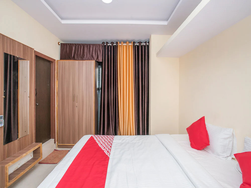 OYO 15818 Om Sai Residency