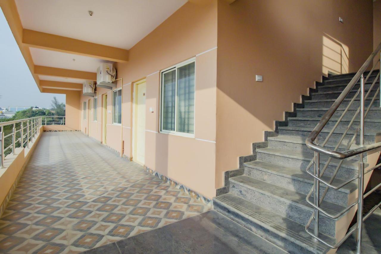 P N K Suites by OYO Rooms