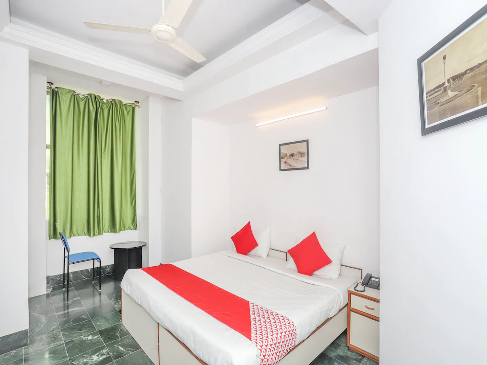 Town Hall Hotel by OYO Rooms