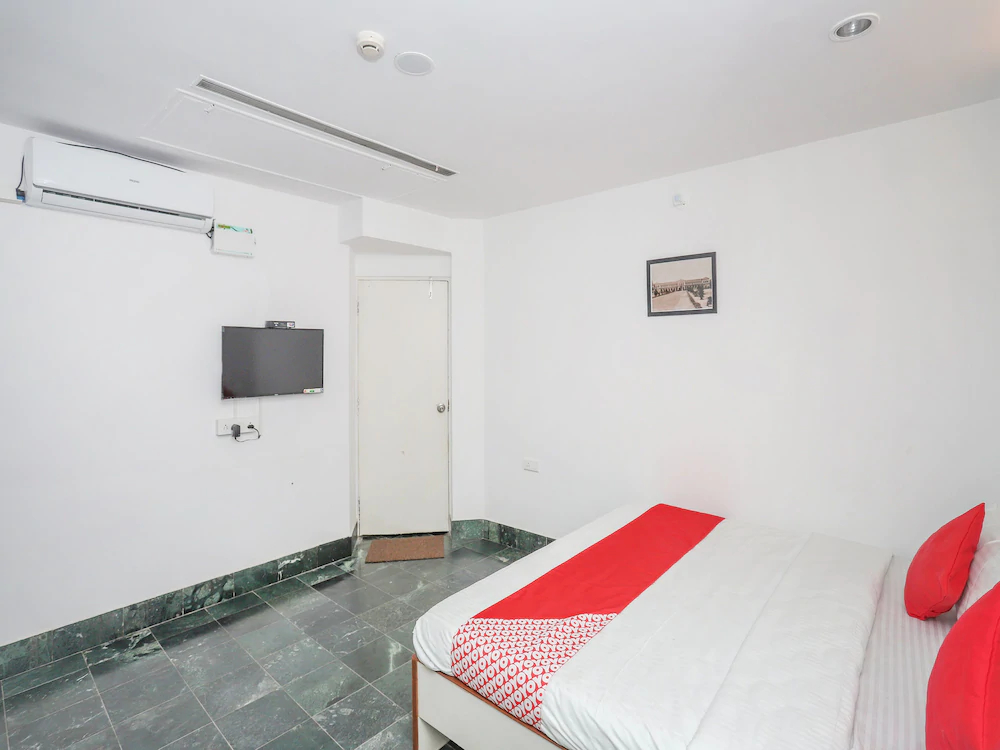 Town Hall Hotel by OYO Rooms