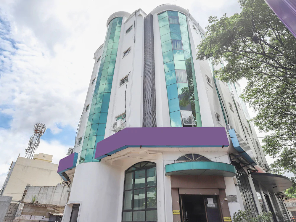 Town Hall Hotel by OYO Rooms