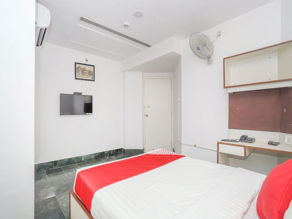 Town Hall Hotel by OYO Rooms