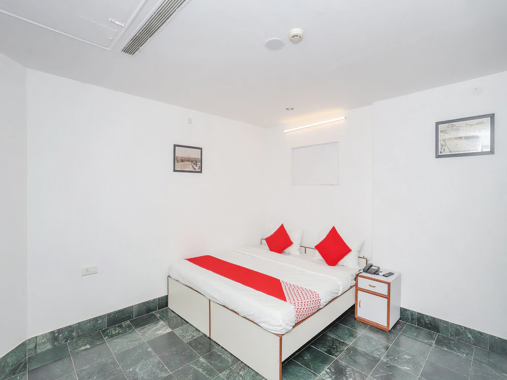 Town Hall Hotel by OYO Rooms