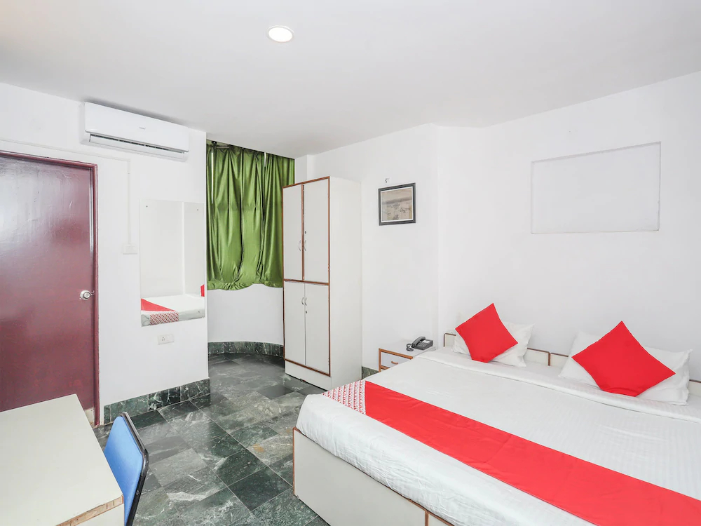 Town Hall Hotel by OYO Rooms