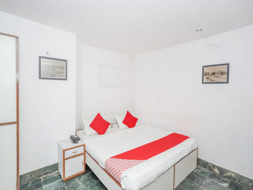 Town Hall Hotel by OYO Rooms