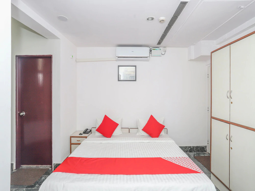 Town Hall Hotel by OYO Rooms