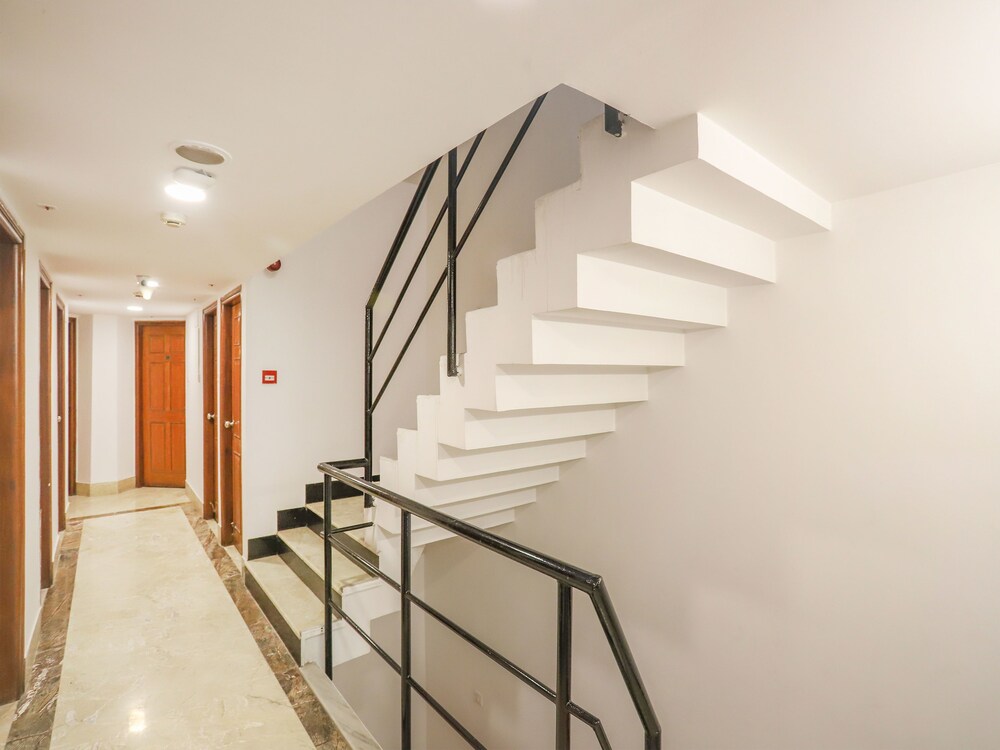 Town Hall Hotel by OYO Rooms