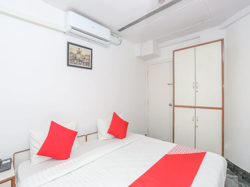 Town Hall Hotel by OYO Rooms