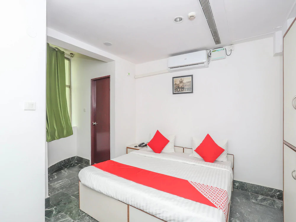 Town Hall Hotel by OYO Rooms