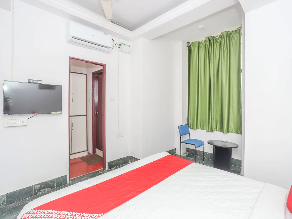 Town Hall Hotel by OYO Rooms