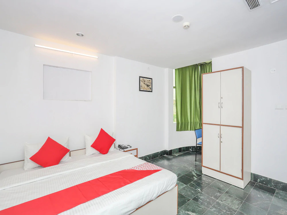 Town Hall Hotel by OYO Rooms