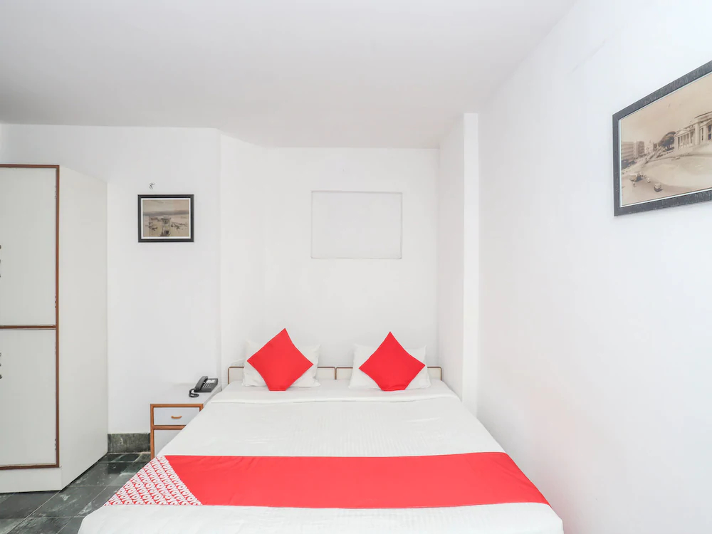 Town Hall Hotel by OYO Rooms