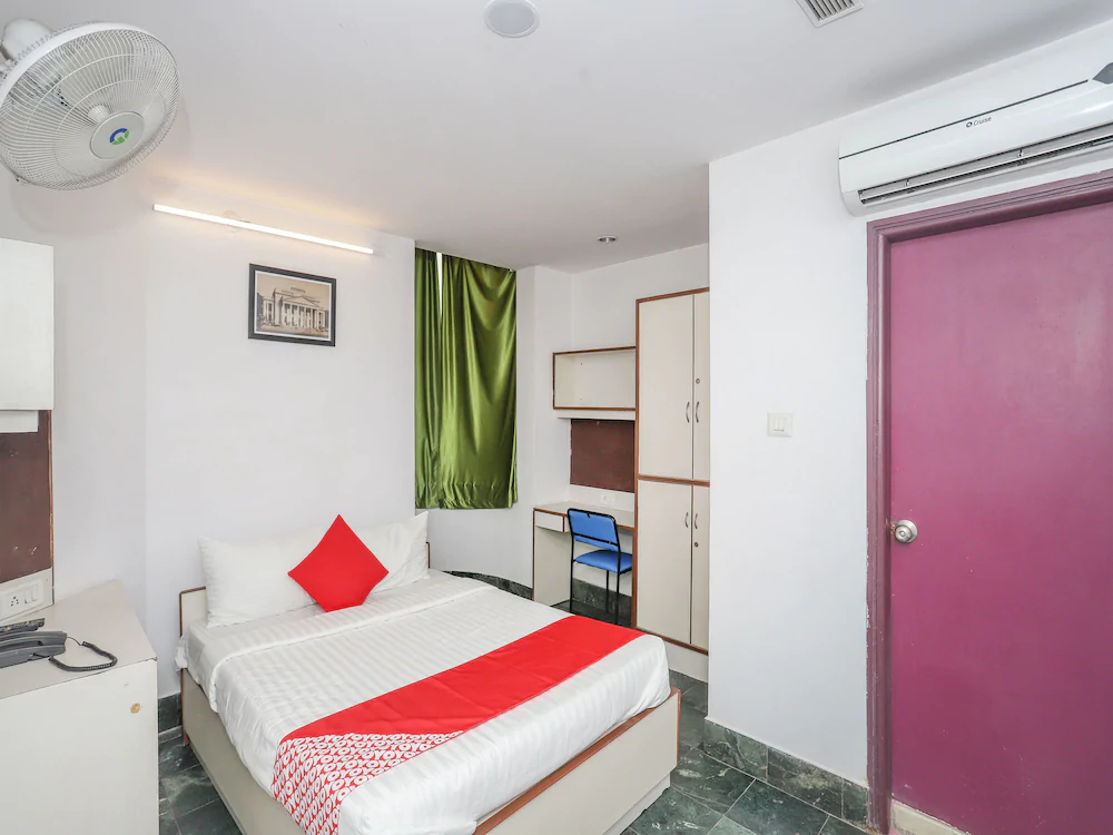 Town Hall Hotel by OYO Rooms