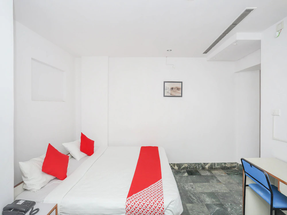 Town Hall Hotel by OYO Rooms