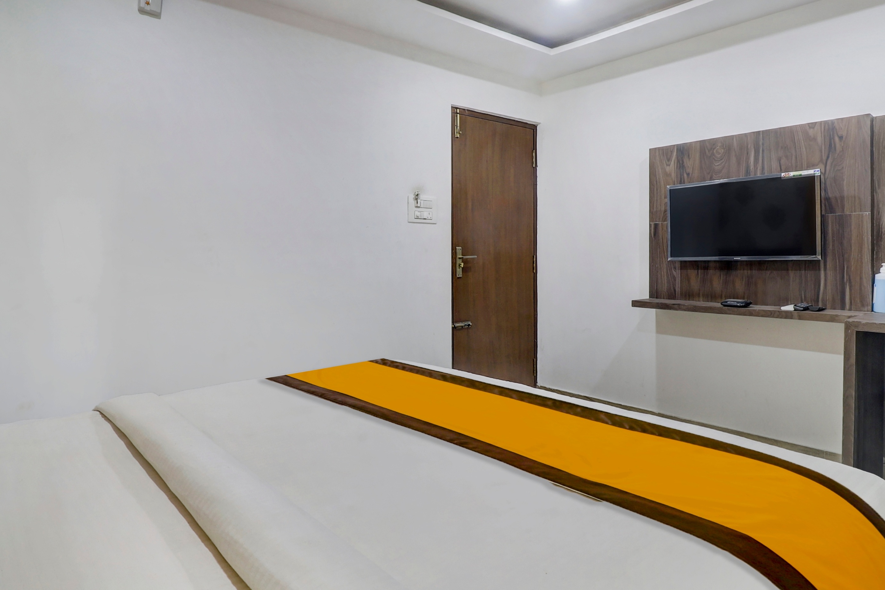 Townhouse OAK SRK White Inn