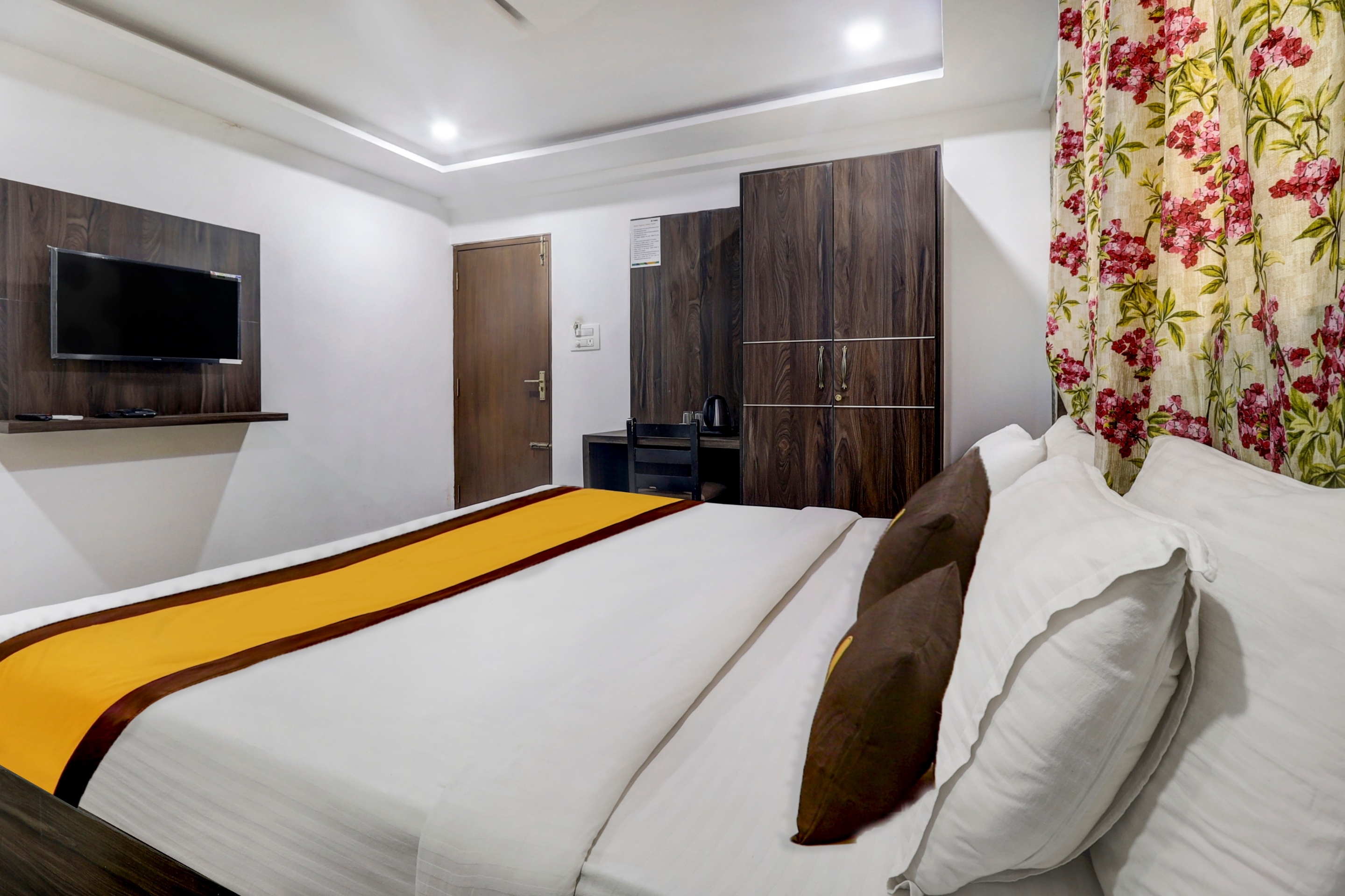 Townhouse OAK SRK White Inn