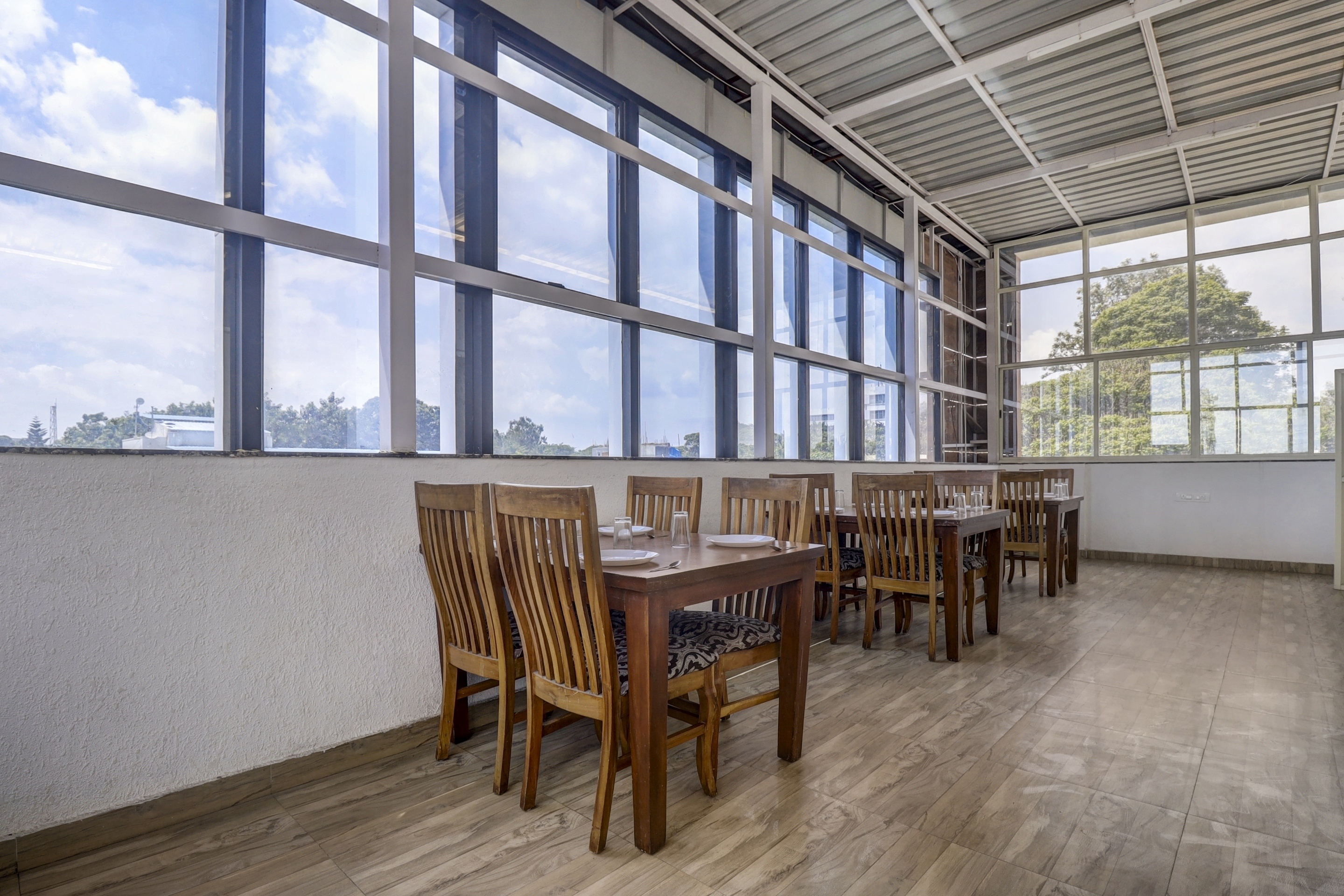 Townhouse OAK SRK White Inn