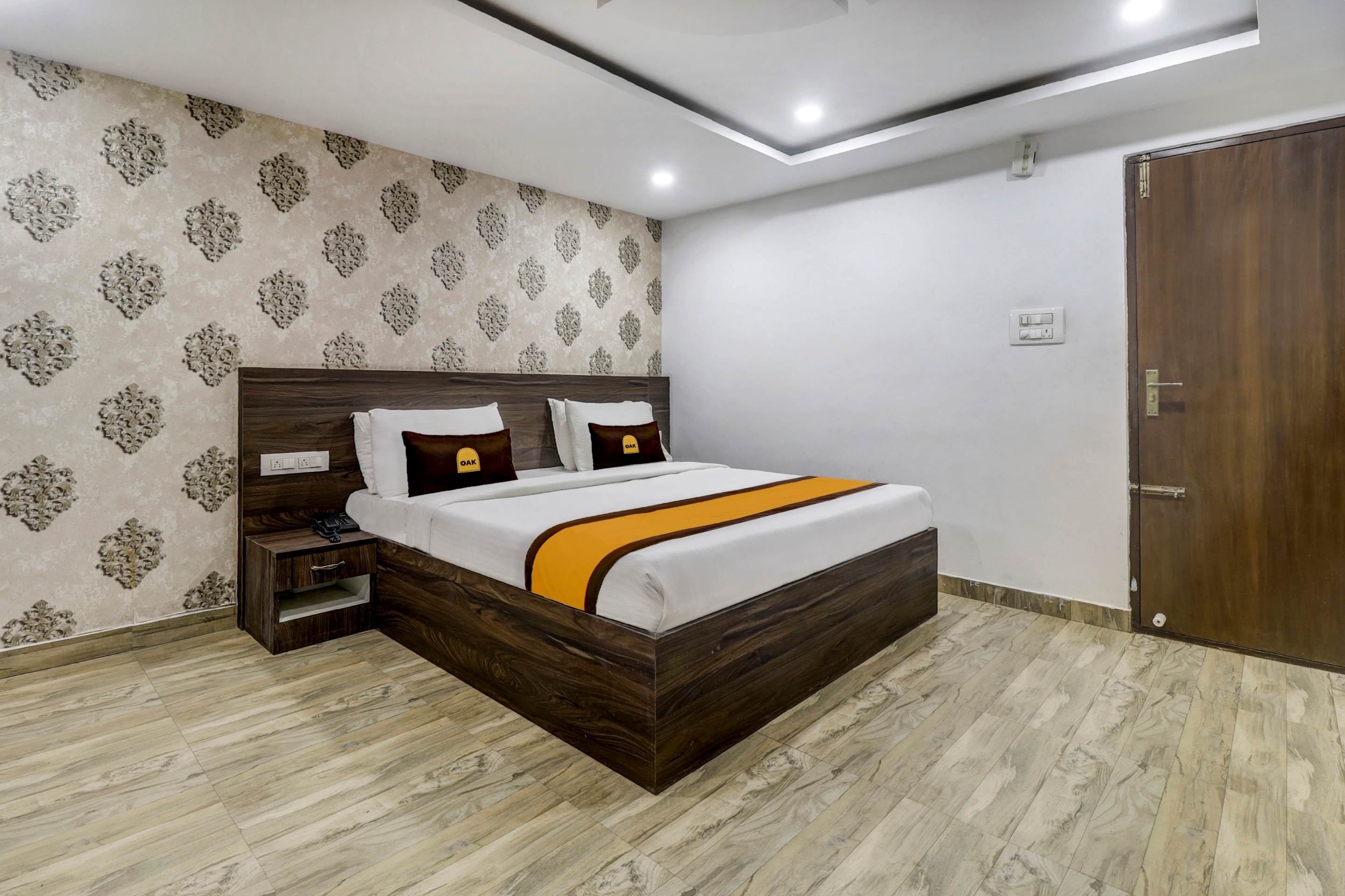 Townhouse OAK SRK White Inn