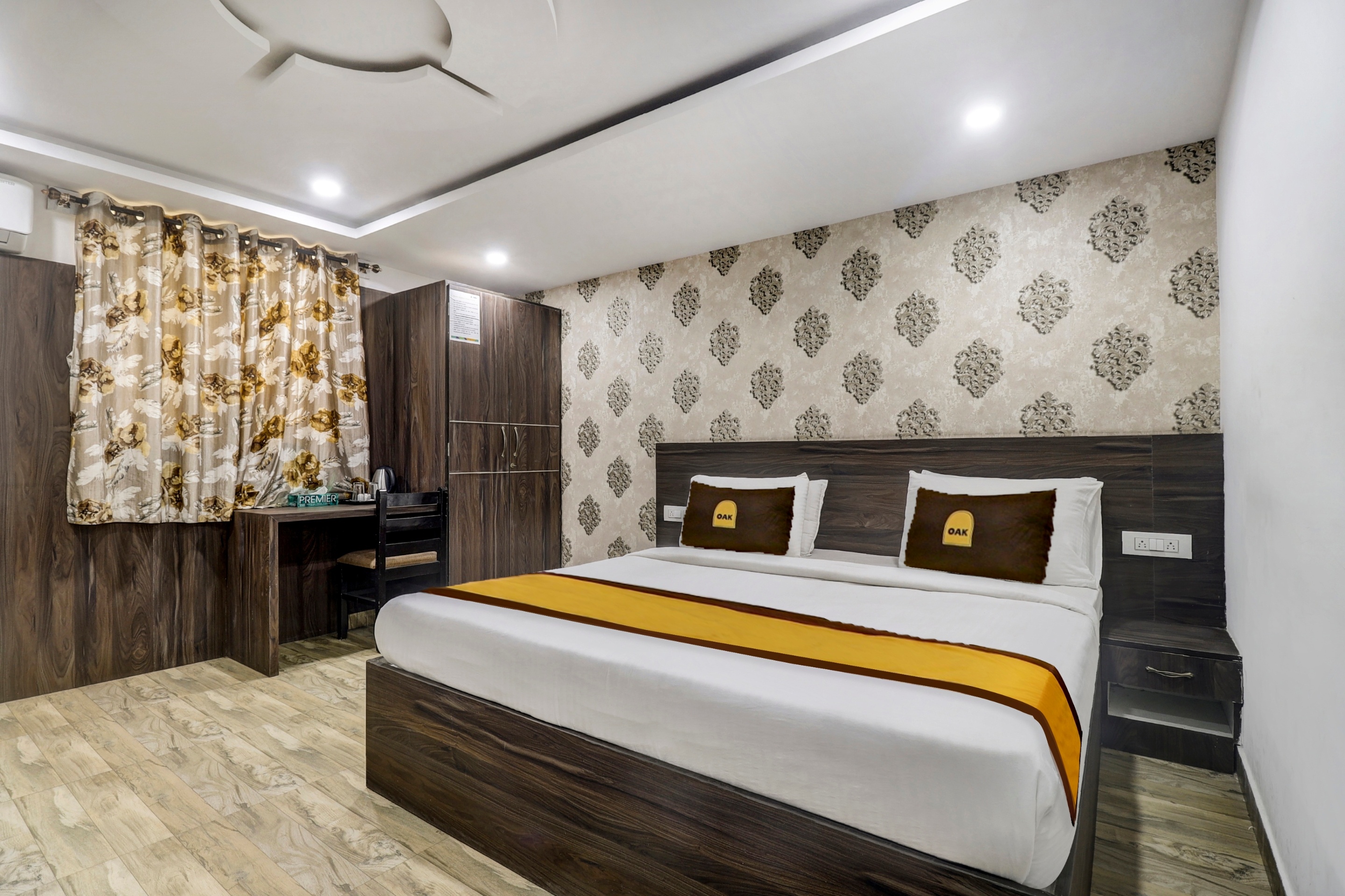 Townhouse OAK SRK White Inn