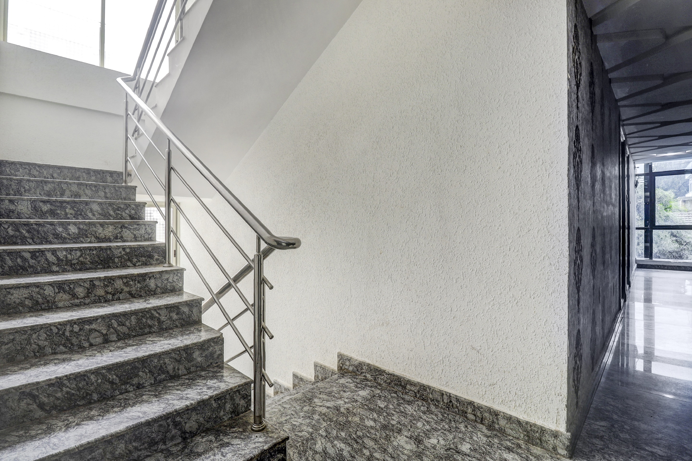 Townhouse OAK SRK White Inn