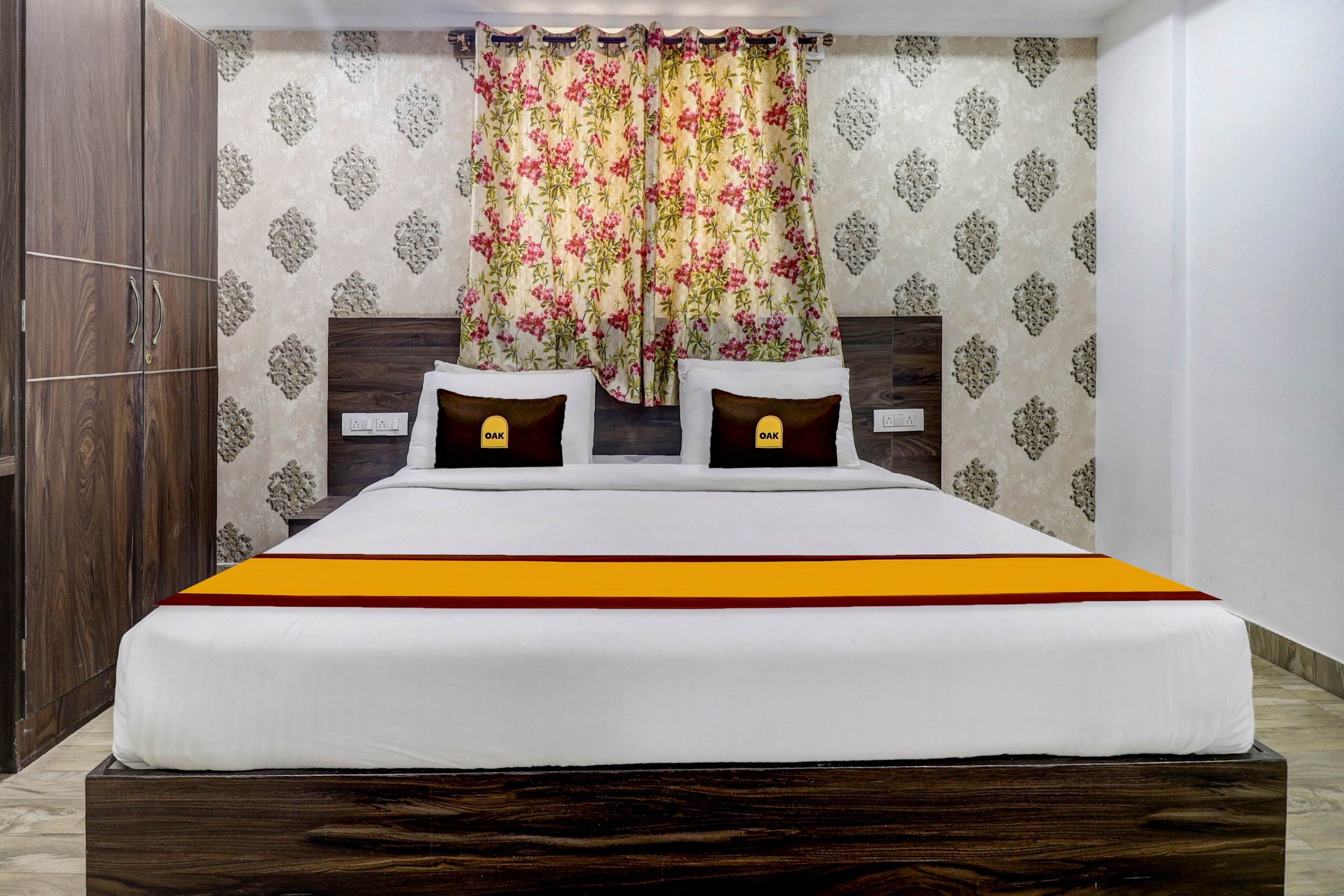 Townhouse OAK SRK White Inn