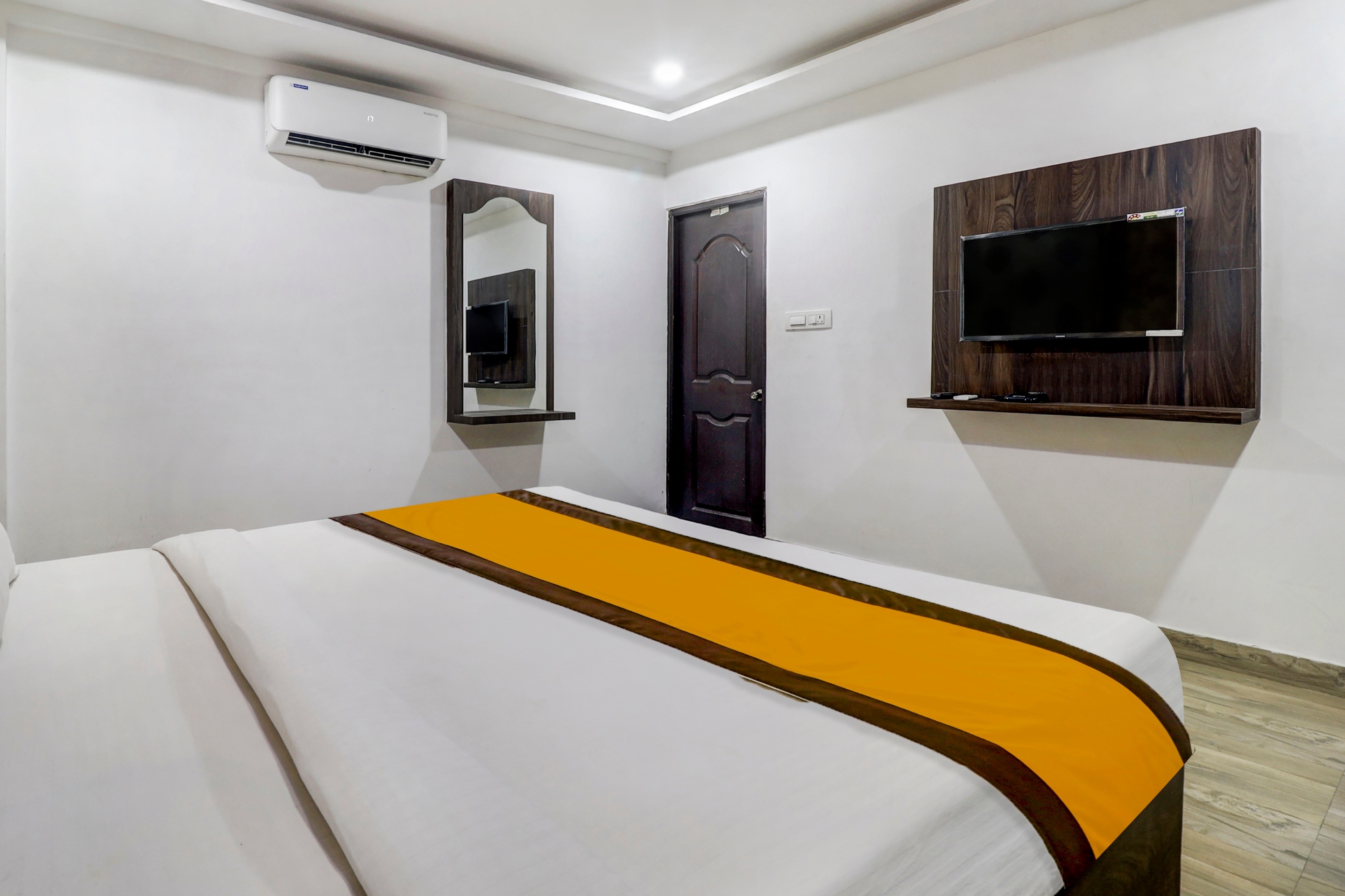 Townhouse OAK SRK White Inn